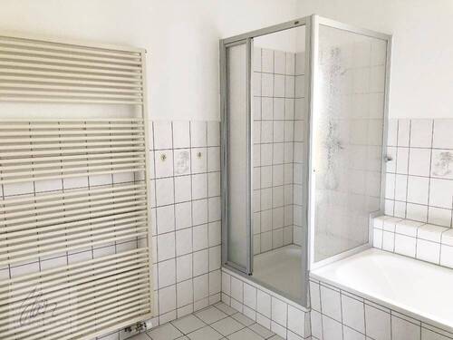 großer Handtuchheizkörper im Badezimmer - 