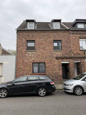Straßenansicht - geräumiges Mehrfamilienhaus mit großem Garten für Ihre neuen Mieter!
