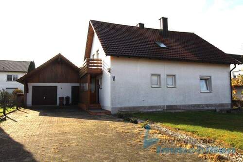 Hausansicht m.Garage.jpg - 6 Zimmer Einfamilienhaus zum Kaufen in Wallerfing