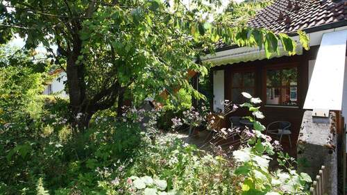 Gemütliche Sitzecke vor dem Haus - 