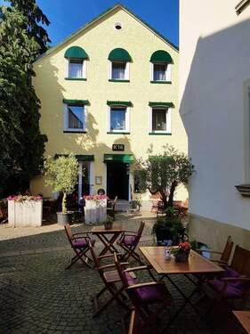 Hausansicht vorne - Historisches Wohn.-Geschäftshaus mit etabliertem Café in zentraler Lage