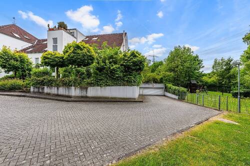 Einfahrt Tiefgarage und Spielplatz - 