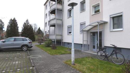 Zuwegung Hauseingang - Etagenwohnung mit 73,00 m&sup2; in Hoyerswerda zum Kaufen