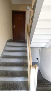 Treppenhaus mit Wohnungseingangstür - 
