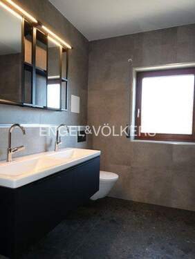 Tageslichtbad mit Dusche im DG - 