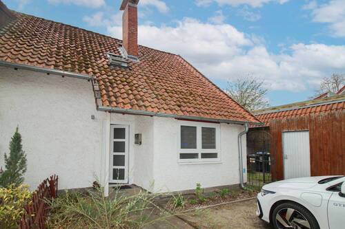 Front - Gepflegte Doppelhaushälfte auf 415 m² Grundstück - viel mehr als nur vier Wände