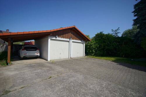 Carport und Doppelgarage - 
