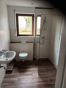 Bad mit Dusche - 