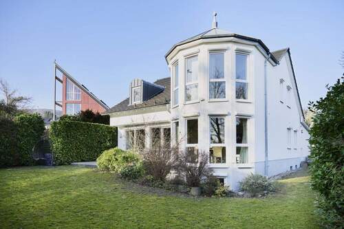 Haus Außenansicht - 7 Zimmer Einfamilienhaus in Kronberg im Taunus