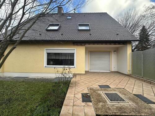 Hausansicht - 9 Zimmer Einfamilienhaus in Königsbrunn