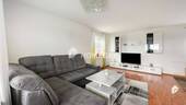 Wohnzimmer 1 - Attraktive 3-Zimmer-Wohnung mit Tageslichtbad, Loggia und Garage