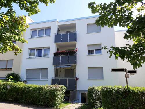 Aussenansicht - Großzügige 3 Zimmer-Wohnung in energetisch saniertem 3-Familien-Haus!