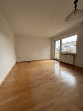 Wohnzimmer mit Balkon - 3 Zimmer Etagenwohnung zur Miete in Soltau