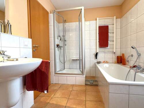 Bad mit Wanne und Dusche - 