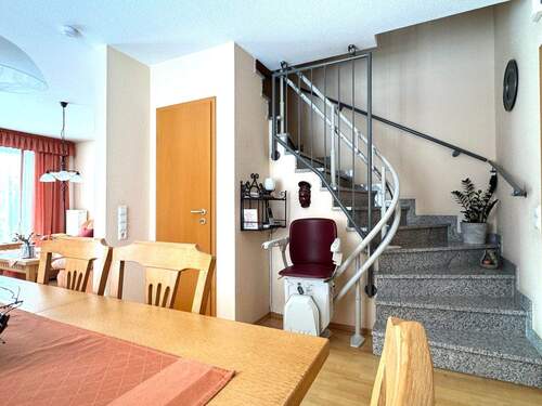 Treppe mit Treppenlift - 