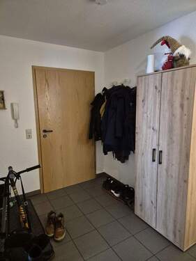 Flur, Eingangstür - 3 Zimmer Etagenwohnung in Bad Friedrichshall