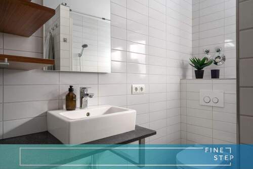 FINESTEP Immobilien - Vermietungssichere 2-Zimmer Altbauwohnung mit langfristigem Entwicklungspotenzial