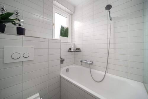 ..mit Duschbadewanne u. Fenster - 