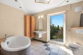 Badezimmer mit Balkonzugang - 