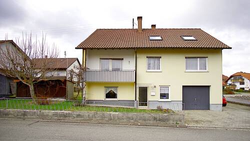 Großes Haus mit Potenzial - Work-Life-Balance gesucht? Großzügiges Haus mit zwei Wohnungen und Platz fürs Home-Office.