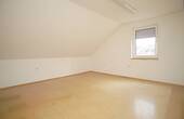 Schlafzimmer Dachgeschoss Blick zum Fenster - 