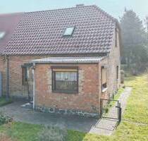 Gemütliches Zuhause mit Potential- Doppelhaushälfte mit großem Grundstück - Groß Nemerow