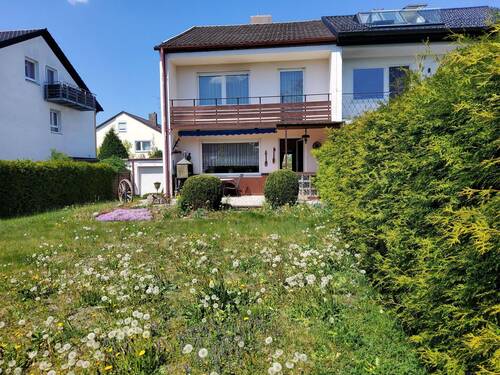 Vorderansicht Haus mit Garten - Renovierungsbedürftige DHH mit tollem Grundstück in ruhiger Bestlage von Puchheim