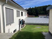 Seitenansicht mit Garagendach - 
