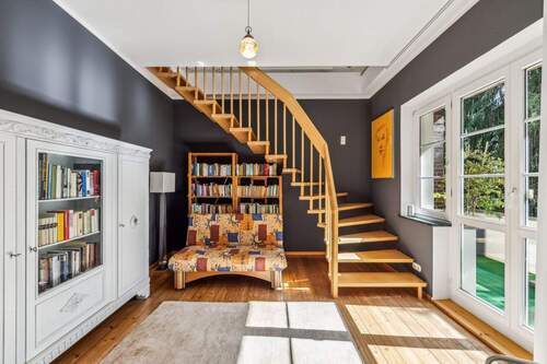 Zimmer mit Balkon und Zugang zum Dachgeschoss - 