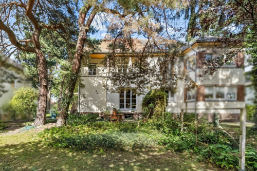 Außenansicht mit großzügigem Garten und grüner Umgebung - 5 Zimmer Doppelhaushälfte in Berlin