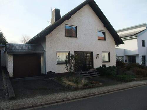 Straßenansicht - Freistehendes EFH mit Potential zum Mehrgenerationenhaus !