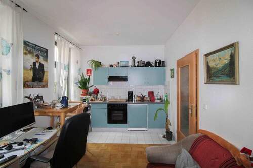 Küche mit offenem Wohnzimmer - 1 Zimmer Einfamilienhaus zum Kaufen in Halle (Saale)