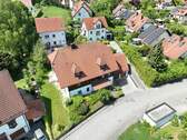 Luftaufnahme - AIGNER - Viel Raum für Familie, Arbeit und Ideen - vielseitiges Einfamilienhaus in ruhiger Hanglage