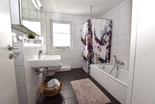 Bad mit Dusche und Wanne 1.OG.JPG - 