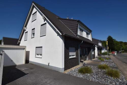 Seitenansicht.JPG - Moderne, junge Doppelhaushälfte mit Garage in naturnaher Lage