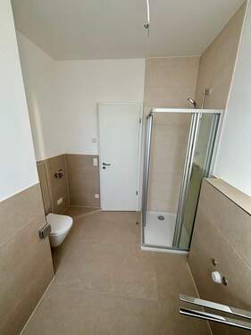 Badezimmer mit Dusche und WC - 