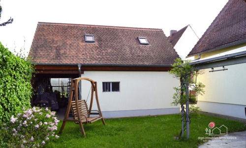 Garage mit Stauraum dahinter und im Dachbereich - 