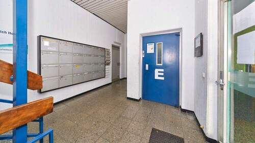 Eingangsbereich_Treppenhaus_Aufzug_02 - 