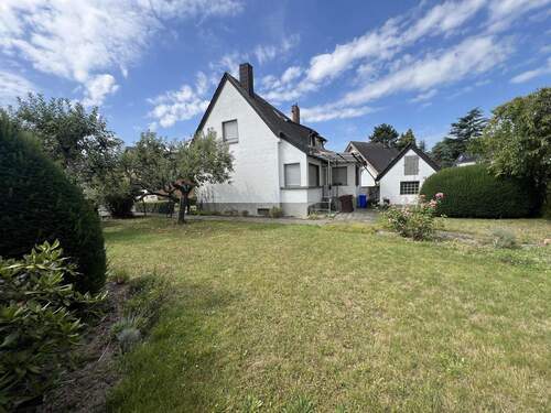 Seitenansicht - Charmante DHH mit großem Potenzial in Neuss