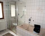 Bad mit Badewanne, Dusche und WC - 