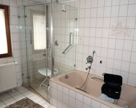 Bad mit Badewanne, Dusche und WC - 