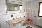 Bad mit Badewanne, Dusche und WC - 