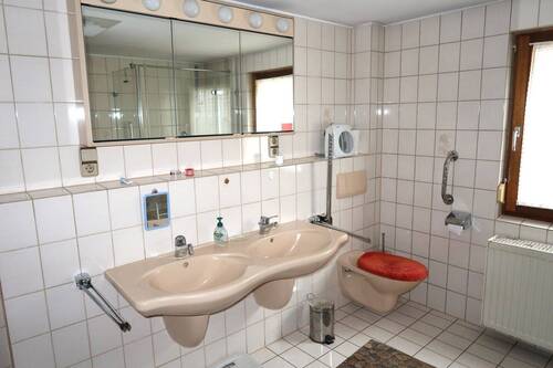 Bad mit Badewanne, Dusche und WC - 