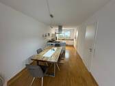 Esszimmer mit Küche im Hintergrund - Reihenmittelhaus mit 113,90 m² in Breisach am Rhein zum Kaufen