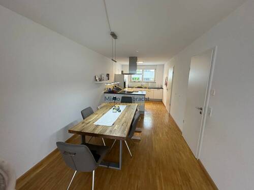 Esszimmer mit Küche im Hintergrund - Reihenmittelhaus mit 113,90 m² in Breisach am Rhein zum Kaufen
