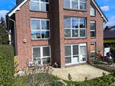 Hausvorderansicht - Lichtdurchflutete Etagenwohnung mit 110 m² Nutzfläche, Balkon, Garten u. Stellplatz (provisionsfrei)