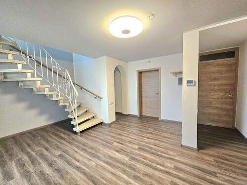 Großzügiger Eingangsbereich - 4 Zimmer Terrassenwohnung zum Kaufen in Bad Soden-Salmünster