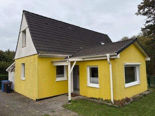Hausansicht seite - Sonniges kleines Einfamilienhaus mit Blick auf den Bodden in Klausdorf bei Stralsund zu vermieten.