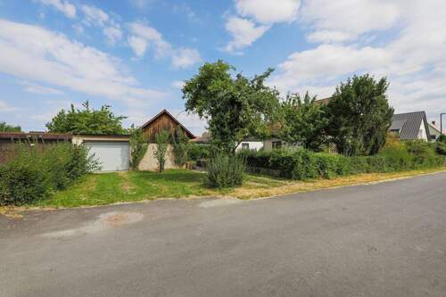 Garage und Nebengebäude - 4 Zimmer Einfamilienhaus in Mühlacker / Sengach