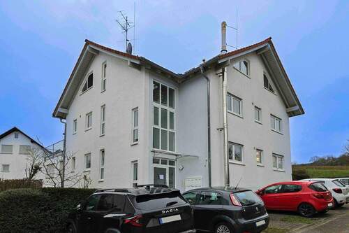 Außenansicht mit Stellplätzen - 